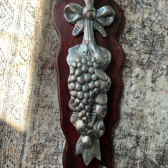 Silver and Wood Grape Wall Decor Plaque good for a kitcken decor - Picture 2 of 4